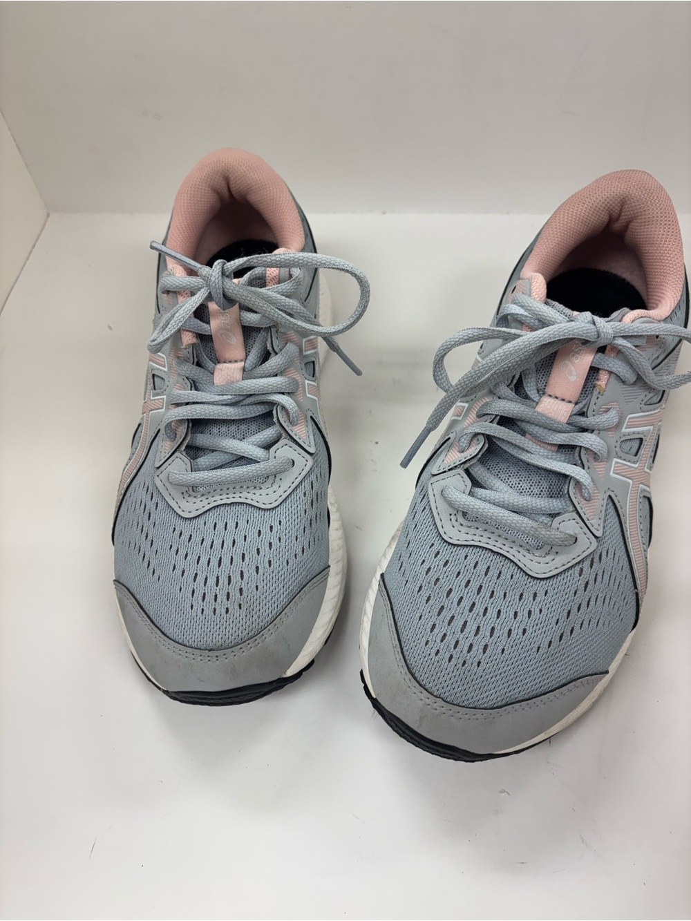 ASICS AMPLIFOAM GEL ATHLETIC SHOE
WOMEN 7.5 W  GRAY W / PINK TRIM
ORTHOLITE